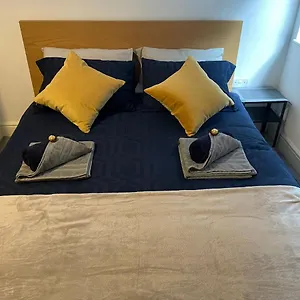 Queens - Lovely Entire Sheffield